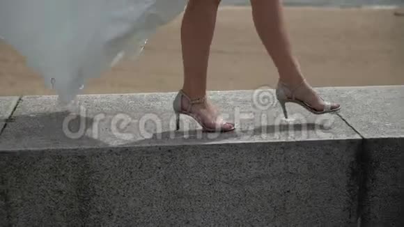 在海滩上结婚新郎新娘走路视频的预览图