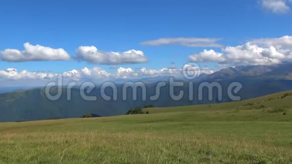 俄罗斯高加索Dombay国家公园的山景和山谷视频的预览图