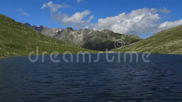 瑞士阿尔卑斯山脉的山峰和湖泊的时间间隔视图视频的预览图