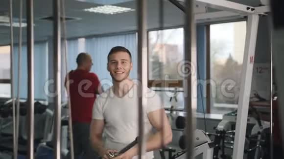 男性健美运动员在健身房锻炼视频的预览图
