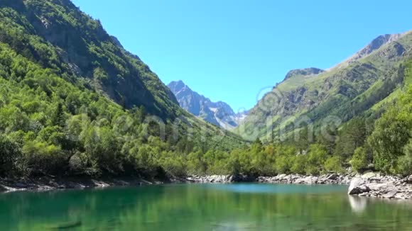 山脉中的湖景俄罗斯高加索敦拜国家公园视频的预览图