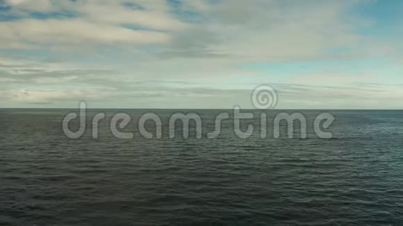 海景蔚蓝的大海天空中有云和岛屿视频的预览图
