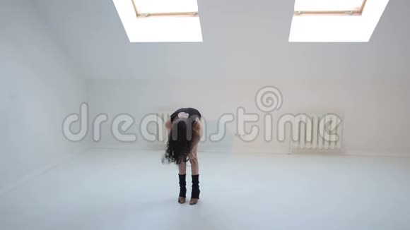 女孩跳舞性感舞蹈巴查塔在工作室视频的预览图