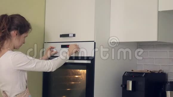 可爱的女人在厨房里烤视频的预览图
