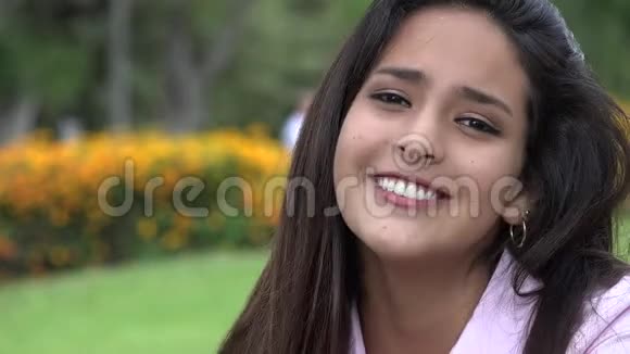 可爱漂亮的西班牙裔少女视频的预览图