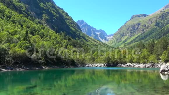 山脉中的湖景俄罗斯高加索敦拜国家公园视频的预览图