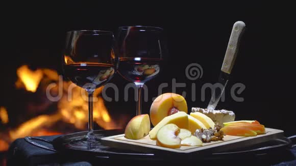 两杯火背景下的葡萄酒视频的预览图