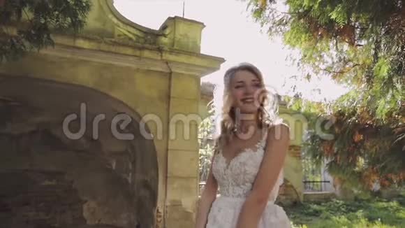 美丽可爱的新娘漂亮又整洁的女人视频的预览图
