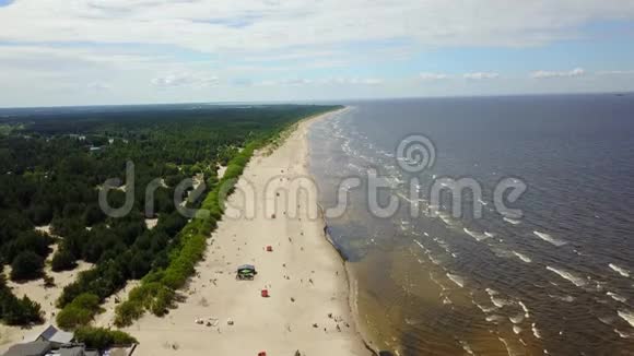 Vecaki拉脱维亚波罗的海沿岸空中无人机顶景4KUHD视频视频的预览图