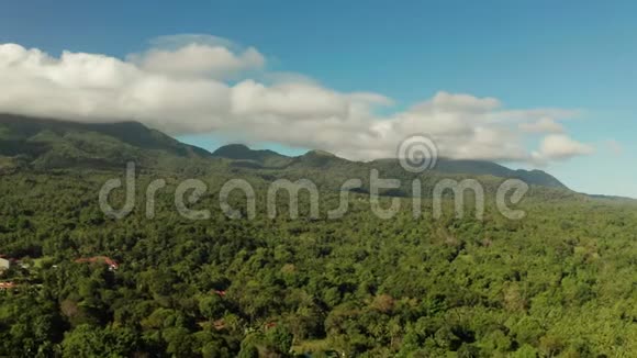 山脉覆盖着热带雨林菲律宾卡米吉因视频的预览图