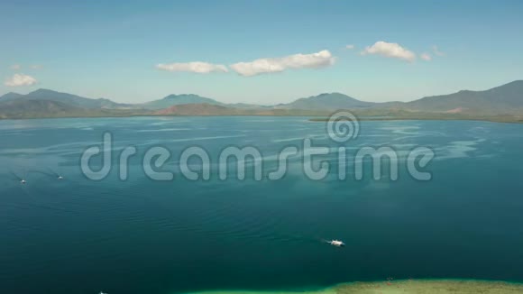 菲律宾巴拉望带热带岛屿和蓝海的海景视频的预览图