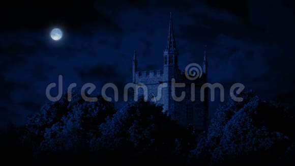 月亮在旧教堂大楼上方视频的预览图