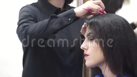 理发师做发型手工特写视频的预览图