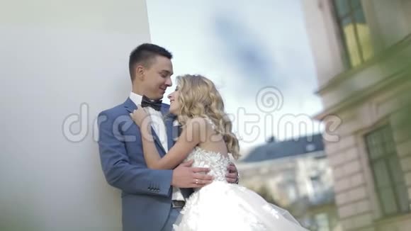 新婚夫妇站在一起可爱的新郎和新娘婚礼日视频的预览图