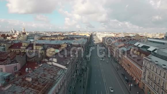 欧洲市中心街的鸟瞰图视频的预览图