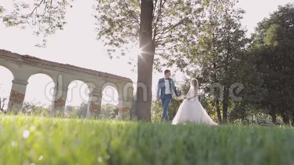 新婚夫妇站在一起可爱的新郎和新娘婚礼日视频的预览图