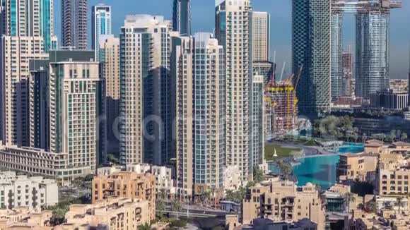 美丽的天际线迪拜市中心与现代建筑视频的预览图