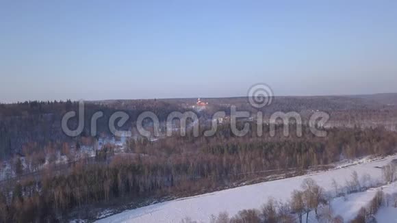 冬季野外Sigulda拉托维亚空中无人机顶视图4KUHD视频视频的预览图