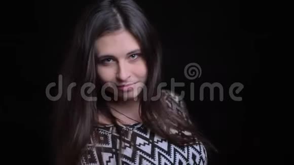年轻迷人的白种人女模特在镜头前微笑和摆姿势的特写镜头背景视频的预览图