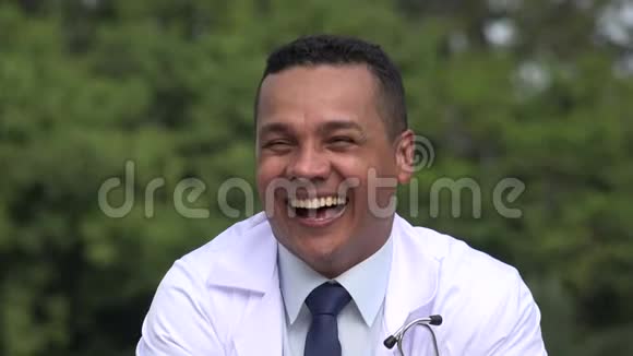 快乐的西班牙男性医生视频的预览图