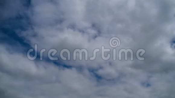 云彩在蓝天上平稳地移动时间推移视频的预览图