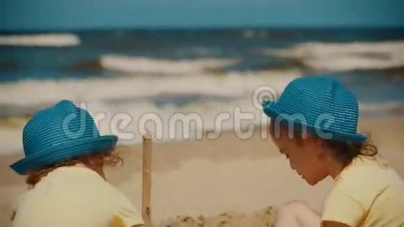 夏天两个小女孩在海滩上玩耍视频的预览图