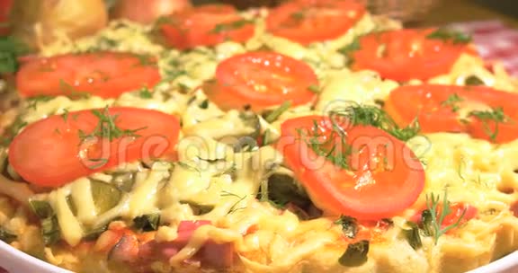 意大利披萨有肉西红柿和双奶酪视频的预览图