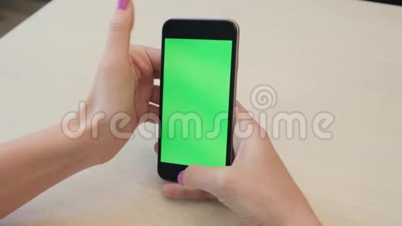 美丽的女孩手里拿着智能手机手里拿着绿色的屏幕男人手里拿着手机智能手机视频的预览图