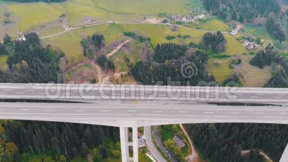 高速公路高架桥在山区交通混凝土支柱上的鸟瞰图视频的预览图