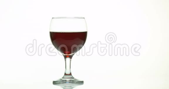 红酒被倒入玻璃中在白色背景下视频的预览图
