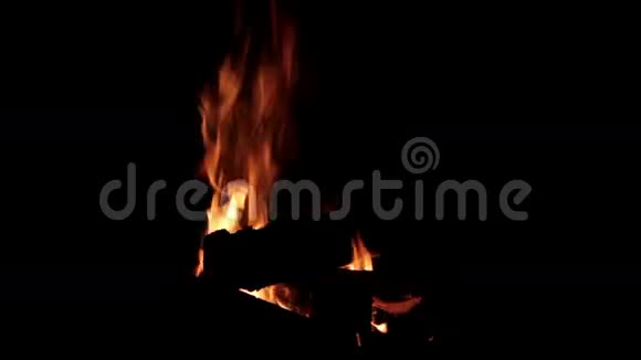 篝火晚会黑暗背景上的巨大火焰视频的预览图
