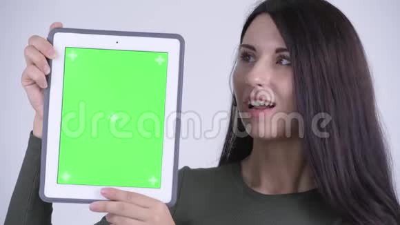 美丽的年轻女子展示数码平板电脑的脸视频的预览图