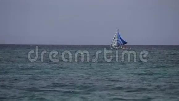 帆船漂浮在海上视频的预览图