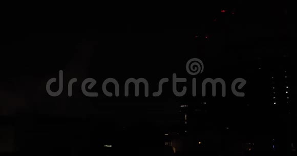 东京市区附近建筑的烟花在夏季夜间大范围拍摄视频的预览图