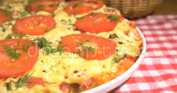 意大利披萨有肉西红柿和双奶酪视频的预览图