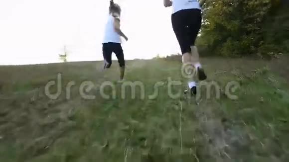 妈妈和女儿在跑步视频的预览图