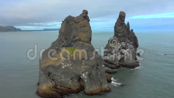 冰岛的黑沙Reynisfjara海滩视频的预览图