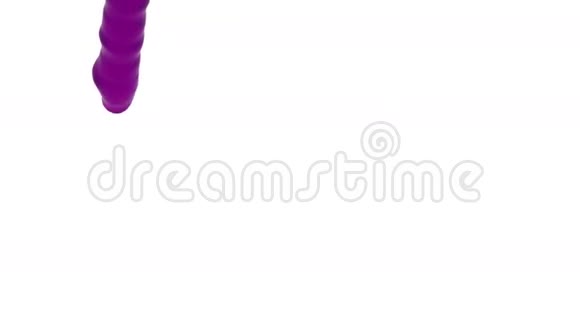 紫色液体流量下降填充屏幕慢动作糖浆视频的预览图
