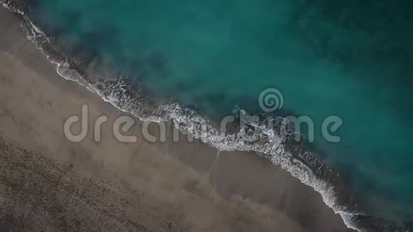 大西洋上沙漠黑色海滩的俯视图特内里费岛海岸空中无人驾驶飞机的海上镜头视频的预览图