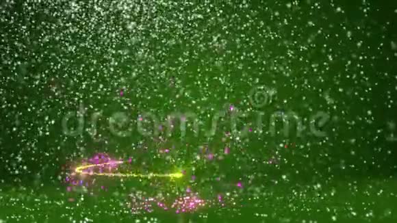 绿色大圣诞树从发光发亮的粒子在左边圣诞节或新年背景下的冬季主题视频的预览图