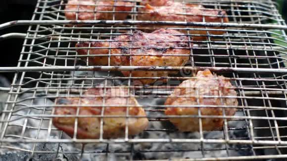 烤架上的猪肉夏季烧烤概念视频的预览图