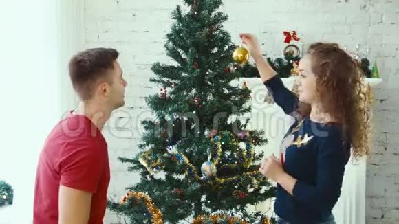 一对夫妇装饰圣诞树视频的预览图