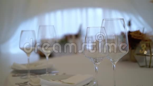 眼镜盘子餐具和餐巾纸为聚会装饰了鲜花的桌子婚宴生日视频的预览图