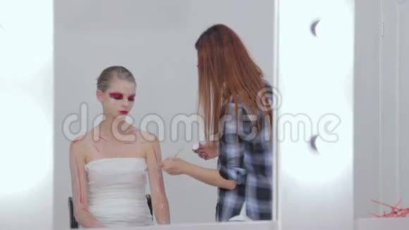 专业化妆师在白色房间制作身体艺术视频的预览图