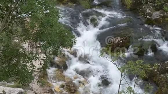 维森萨省LocalitaPria村附近的山区河流视频的预览图