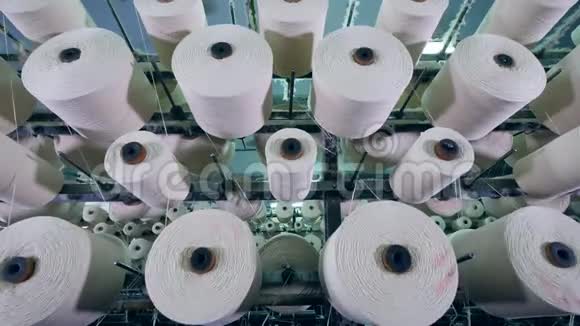 纺织厂设备白线缠绕在线轴之间视频的预览图