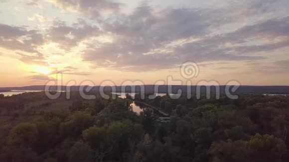 河流日落空中视频的预览图