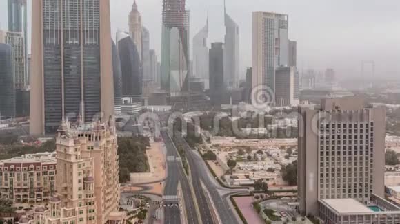 迪拜市中心的天际线早晨空中时光高速公路上的交通视频的预览图