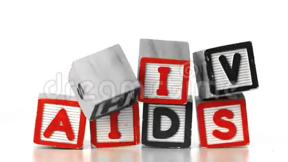 拼写艾滋病毒的块落在拼写艾滋病的块上视频的预览图