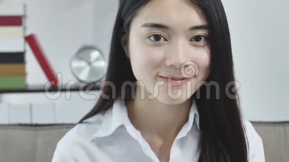 美丽年轻的亚洲女人微笑特写的肖像视频的预览图
